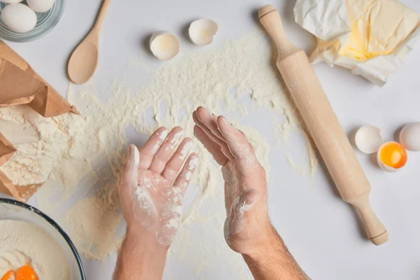 Abgeschnittenes Bild vom Koch, der Mehl auf die Hände aufträgt — Stockfoto
