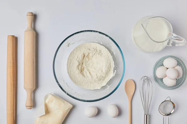 Top view of glass bowl with flour on table — Stock Photo