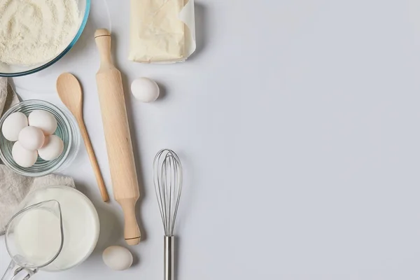 Vue du dessus des ingrédients pour la pâte sur la table — Photo de stock