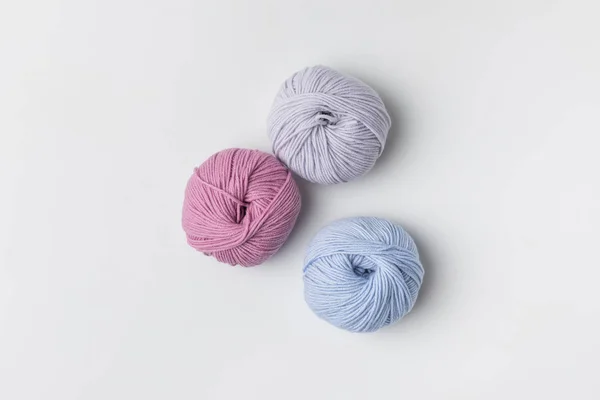 Vue de dessus des boules de fil colorées isolées sur blanc — Photo de stock