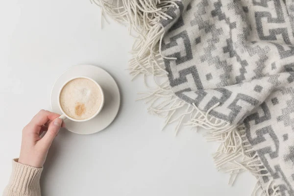 Vista recortada de la mujer sosteniendo taza de café sobre fondo blanco - foto de stock