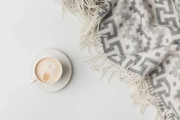 Vista superior do copo de café e cobertor isolado no branco — Fotografia de Stock