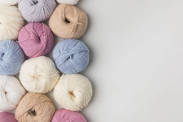 Boules de fil de couleur dans une rangée isolée sur fond blanc — Photo de stock