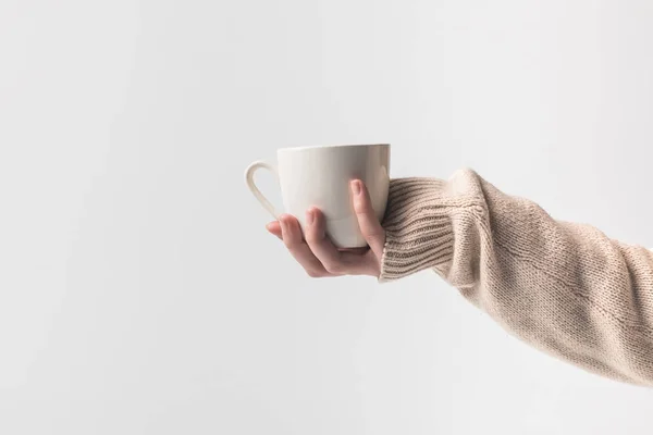 Imagen recortada de la mujer sosteniendo taza de café en la mano aislado en blanco — Stock Photo