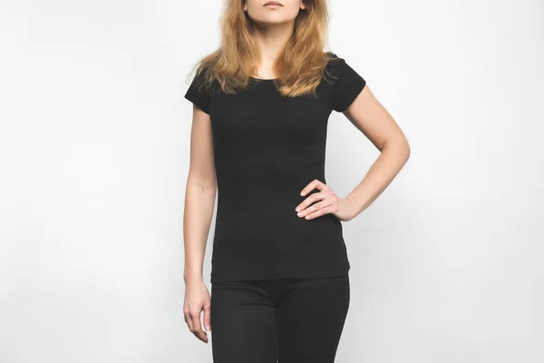 Stylische junge Frau in schwarzem T-Shirt auf weißem Grund — Stockfoto