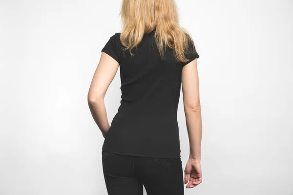 Visão traseira da jovem mulher em branco t-shirt preta no branco — Fotografia de Stock