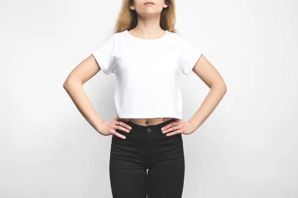 Стильная молодая женщина в чистой футболке на белом — стоковое фото