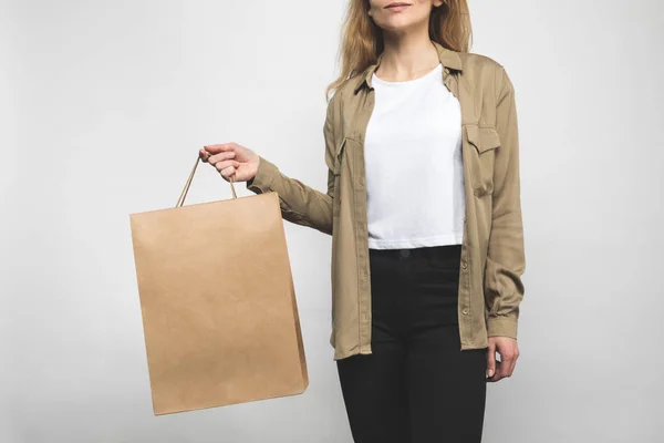 Frau in stylischem Hemd auf weißem mit Einkaufstasche — Stockfoto