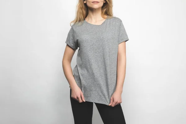 Schnappschuss einer Frau in grauem T-Shirt auf weißem Hintergrund — Stockfoto