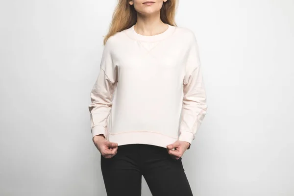 Abgeschnittene Aufnahme einer Frau im weißen Sweatshirt — Stockfoto