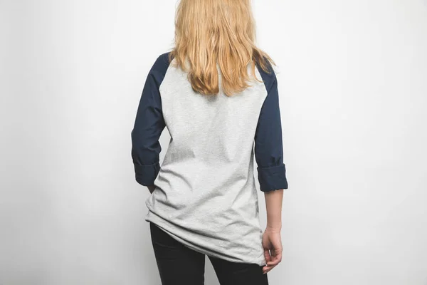 Visão traseira da jovem mulher na manga comprida em branco no branco — Fotografia de Stock