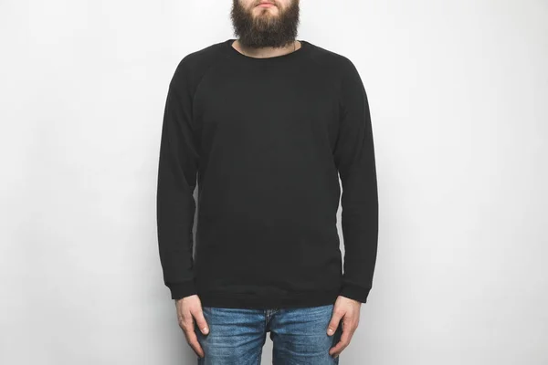 Abgeschnittener Schuss eines Mannes in schwarzem Sweatshirt auf weißem Hintergrund — Stockfoto