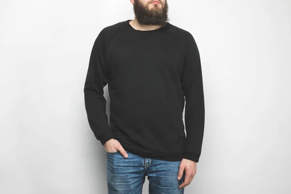 Обрізаний знімок бородатого чоловіка в чорному ізольований на білому — стокове фото