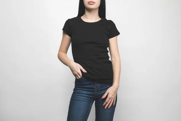 Приваблива молода жінка в порожній чорній футболці на білому — стокове фото