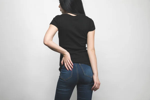 Vista trasera de mujer joven en camiseta negra en blanco aislada en blanco - foto de stock