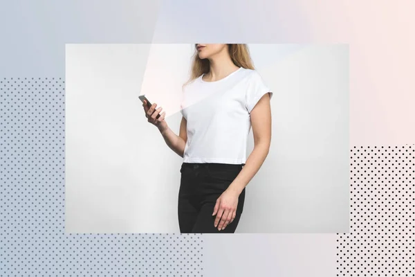 Recortado tiro de mujer en blanco camiseta en blanco con marco creativo - foto de stock