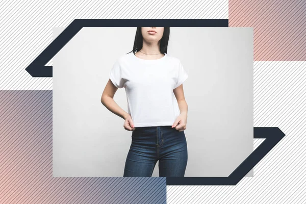 Mujer joven en camiseta en blanco sobre blanco con marco creativo - foto de stock