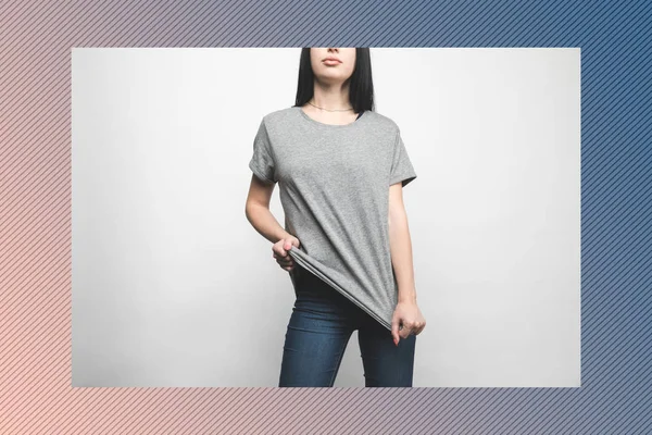 Junge Frau in leerem grauen T-Shirt auf weißem mit kreativem Rahmen — Stockfoto