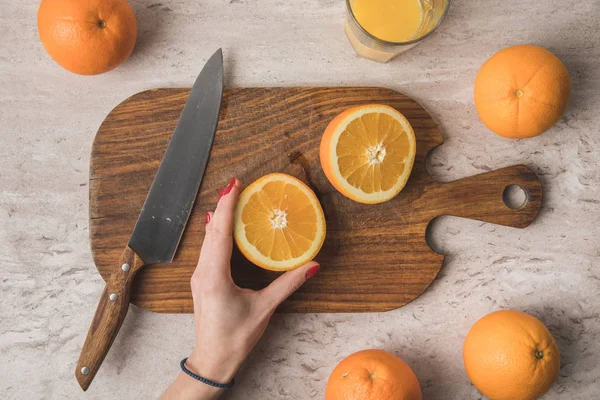 Imagem cortada de mulher preparando suco de laranja caseiro — Fotografia de Stock