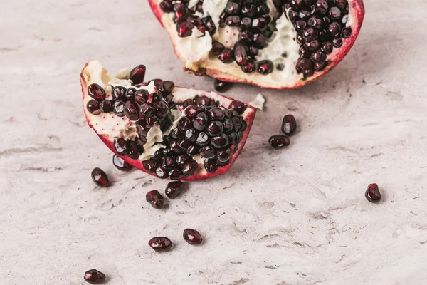 Reifer, appetitanregender Granatapfel auf Marmortischplatte — Stockfoto