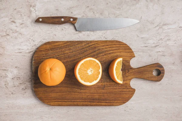 Top view of ripe oranges on cutting board — Stock Photo