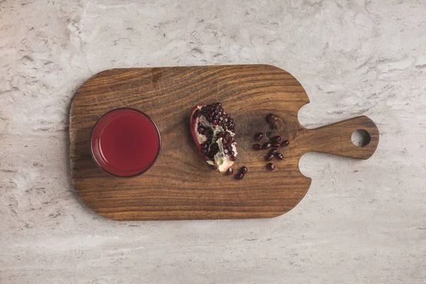 Vista dall'alto di succo di melograno fatto in casa e frutta su tavola di legno — Foto stock