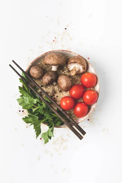 Composition vue du dessus des ingrédients de la cuisine chinoise isolés sur blanc — Photo de stock