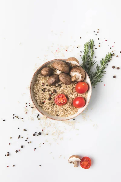 Vista superior de arroz cru com outros ingredientes para cozinhar em mesa branca — Fotografia de Stock