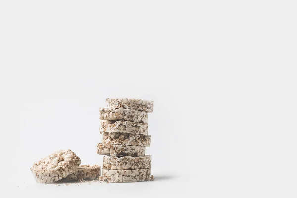 Pilha de bolos de arroz saudáveis isolados em branco — Fotografia de Stock