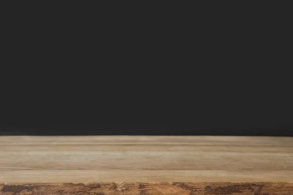 Mur noir et table marron en bois — Photo de stock