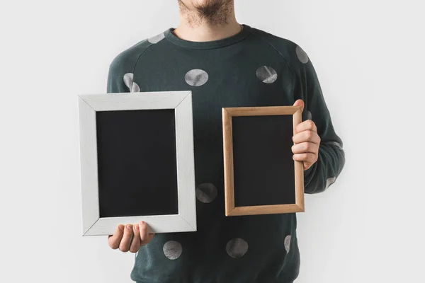 Imagem cortada de homem segurando placas pretas vazias isoladas em branco — Fotografia de Stock