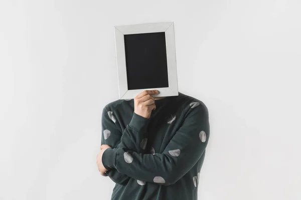 Mann verdeckt Gesicht mit schwarzer Tafel isoliert auf weißem Grund — Stockfoto