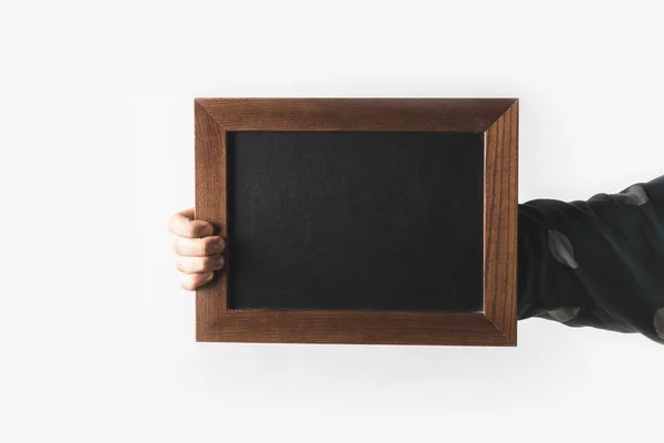 Imagen recortada de hombre sosteniendo tablero negro vacío aislado en blanco - foto de stock