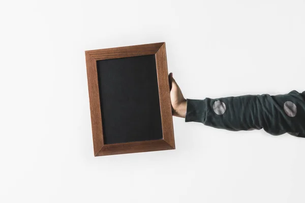 Abgeschnittenes Bild eines Mannes mit leerer schwarzer Tafel auf weißem Hintergrund — Stockfoto