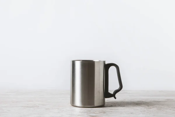 Eine einzige Tasse auf Marmortisch auf weiß — Stockfoto