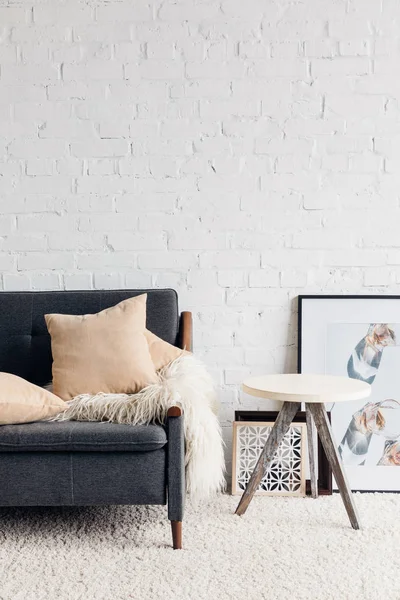 Moderno interior de la sala de estar con sofá cómodo, concepto de maqueta - foto de stock