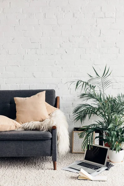 Зручний диван в інтер'єрі білої вітальні з цегляною стіною, концепція маскування — Stock Photo