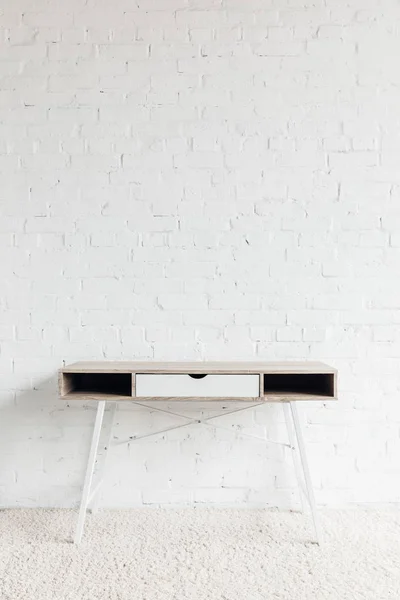 Пустой рабочий стол перед белой кирпичной стеной, макет концепции — стоковое фото