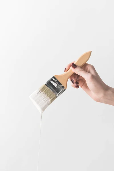 Imagem cortada de menina segurando escova em tinta branca isolada no branco — Fotografia de Stock