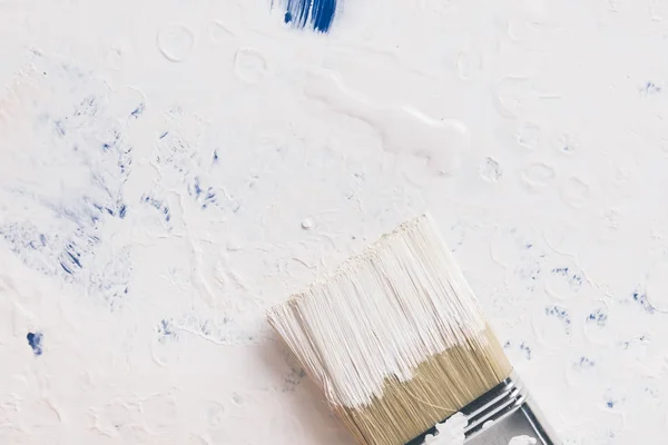 Vista dall'alto di spazzola in vernice bianca su copertura da secchio — Foto stock
