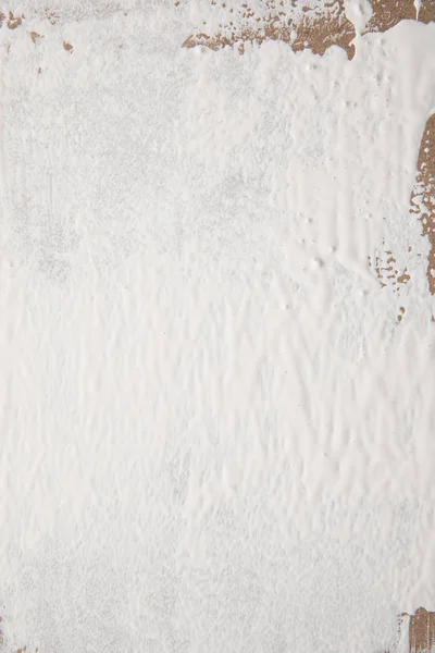 Tinta branca na superfície marrom da madeira compensada — Fotografia de Stock