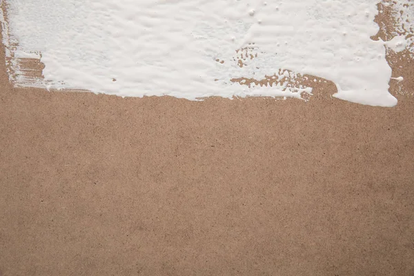 Tinta branca na superfície marrom da madeira compensada — Fotografia de Stock