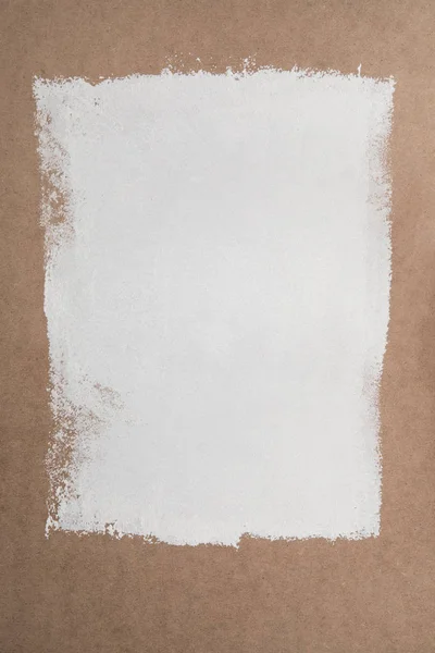 Peinture blanche sur la surface de contreplaqué brun — Photo de stock