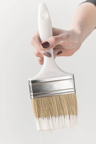 Imagem cortada de menina segurando escova em tinta branca isolada no branco — Fotografia de Stock