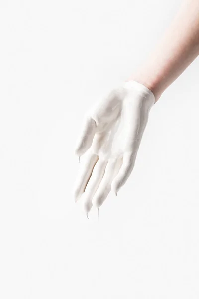 Обрізане зображення жінки в білій фарбі у формі рукавички ізольовано на білому — стокове фото