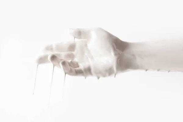 Imagen recortada de la mano femenina en pintura blanca aislada en blanco - foto de stock