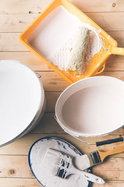 Vue de dessus des outils pour les réparations sur table en bois — Photo de stock