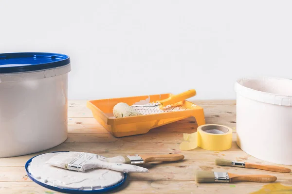 Outils pour les réparations sur table en bois dans la chambre — Photo de stock