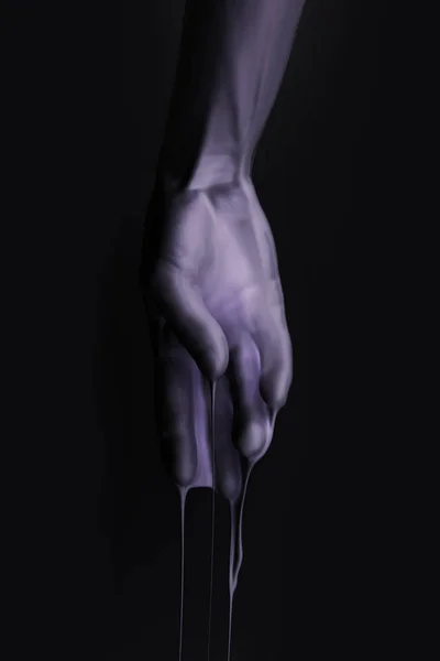 Imagen recortada de la mano femenina en pintura púrpura aislada en negro - foto de stock
