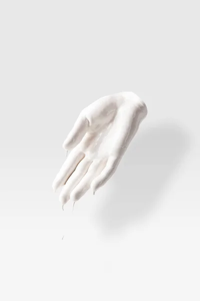 Абстрактна скульптура у формі людської долоні в білій фарбі на білому — стокове фото